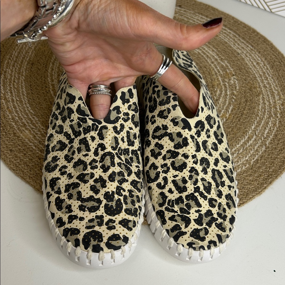 Like new—-Isle Jacobsen Tulip Leopard flats-size 37-7 - Picture 3 of 9